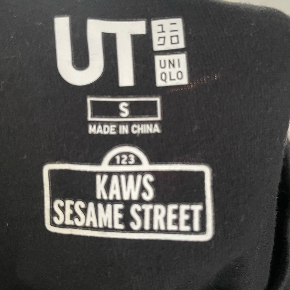 Uniqlo Kaws Sesame Street Elmo Glover Short Sleeve Black T-Shirt Size S - Picture 4 of 4